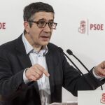 El exlehendakari Patxi López, uno de los aspirantes a liderar el PSOE, durante su participación hoy en un acto con militantes del partido en Burgos.