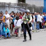 Decenas de venezolanos hacen cola en un supermercado de Caracas