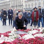 Artur Mas homenajea a las víctimas del atentado yihadista en París en la plaza de la República