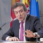 El consejero José Antonio de Santiago-Juárez, explica los acuerdos del Consejo de Gobierno