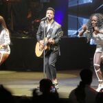 Luis Fonsi desplegando todo su repertorio ante una multitud de fans que llenaron anoche el Teatro Real