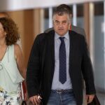 El nuevo conejero de Empleo, Javier Carnero, en los pasillos del Parlamento