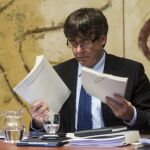 El presidente de la Generalitat , Carles Puigdemont, repasa unos papeles durante la reunión que el gobierno de Cataluña, celebra cada martes en el Palau de la Generalitat