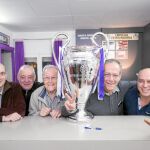 Varios miembros de la Peña Juanito, de Barcelona, posan con una réplica de la Champions