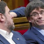 Carles Puigdemont y Oriol Junqueras intercambian pareceres en un momento del pleno