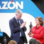 Ana Miralles del Imperio, madre de Ignacio Echeverría, con el galardón junto al embajador británico en España, Simon Manley (izda), y el ministro del Interior, Juan Ignacio Zoido