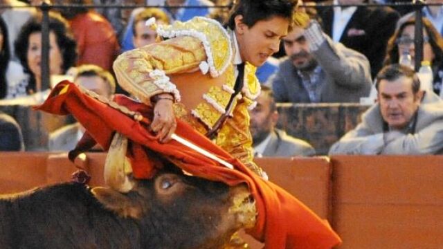 Roca Rey fue cogido de manera aparatosa pero sin consecuencias por el sexto de la tarde