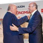 El ministro Luis de Guindos (dcha.), junto a José Lladó Fernández-Urrutia, Premio a la Mejor Trayectoria Empresarial