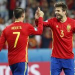 Álvaro Morata celebra su gol, el tercero del equipo, con Gerard Piqué