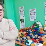 Un miembro de Cave-Cova, José Navarro, en la «tienda» solidaria de la Cruz Cubierta
