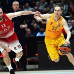 Brad Oleson (d) de FC Barcelona ante Milan Macvan (i) de EA7 Emporio Armani Milán