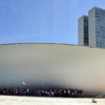 Fotografía cedida por la Agencia Brasil que muestra a un grupo de indios que protestan contra un proyecto de ley que se tramita en las cámaras legislativas