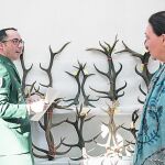 La subdelegada del Gobierno en la provincia soriana, María José Heredia, y el teniente coronel jefe de la Comandancia de la Guardia Civil de Soria, Andrés Velarde, ante el material incautado en la Operación «Cañeros»