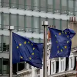 Banderas europeas ondean al viento cerca del edificio del Consejo de Europa en Bruselas