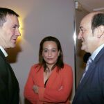 Arnaldo Otegi junto al presidente del PNV, Andoni Ortuzar, y Rafaela Romero (PSE-EE) tras la lectura del manifiesto