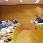 El secretario autonómico, José María Vidal, compareció ante la Comisión parlamentaria de RTVV en Les Corts
