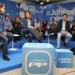 La ministra de Empleo, Fátima Báñez (c); la secretaria general del PP, María Dolores de Cospedal (i), y el vicesecretario general de Organización y Electoral del PP, Carlos Floriano (d), durante el debate sobre jóvenes y empleo celebrado hoy en Ciudad Real