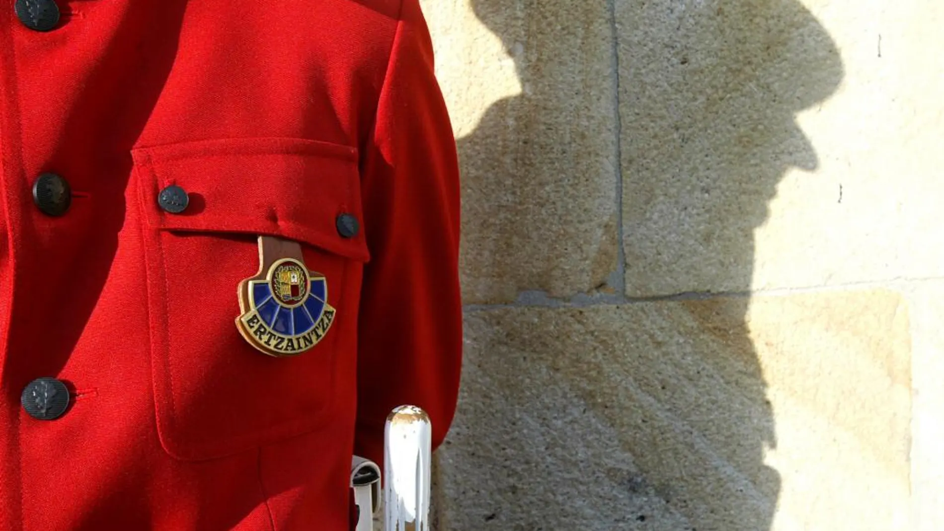 39 ertzainas aplauden a los Mossos por el 1-0