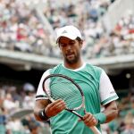 El tenista español Fernando Verdasco reacciona ante el alemán Alexander Zverev durante el partido