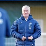 Didier Deschamps dirige un entrenamiento de la selección francesa