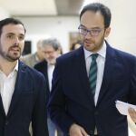 Alberto Garzón y Antonio Hernando encabezan los equipos negociadores de sus partidos