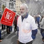 El doctor luis montes, conocido por el caso de las sedaciones cuando era coordinador del servicio de Urgencias del madrileño hospital Severo Ochoa, se dejó ver en la manifestación celebrada en la capital de España con una bata blanca en defensa de la Sanidad Pública
