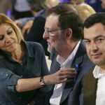 El líder del PP y presidente del Gobierno en funciones, Mariano Rajoy (c), acompañado por la secretaria general del partido, María Dolores de Cospedal, y el presidente del PP-A, Juanma Moreno, durante la Convención del PP