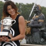 Garbine Muguruza, posando con el trofeo de Roland Garros, el pasado día 5 junto a la fuente de la Plaza de la Concordia, París