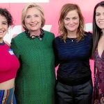 De izda. a dcha., Ilana Glazer, guionista de «Broad City», Hillary Clinton, y Amy Poehler y Abbi Jacobson, protagonistas de la serie