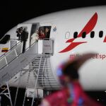El Papa Francisco se despide de Colombia ayer en el aeropuerto Rafael Núñez en Cartagena (Colombia)
