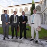 El consejero de Educación, Fernando Rey, junto con gente de su equipo, momentos antes de presentar el curso escolar 2015-2016