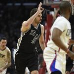 Pau Gasol, después de anotar un triple en el partido contra Los Ángeles Clippers