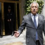 Luis Pineda a su salida de la sede de Ausbanc en la calle Marqués Urquijo de Madrid, donde se ha practicado un registro por los agentes de la Policía Nacional, el pasado 14 de abril