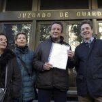 El portavoz adjunto del Grupo Municipal Popular, Iñigo Enriquez de Luna (2d), junto a la portavoz en materia de Cultura del PP, Isabel Rosell (i), tras presentar la denuncia.