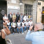 La plaza de la Vila de Gràcia ha perdido el nombre en su placa, tal y como se puede apreciar en la imagen