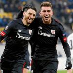 Aduriz y Laporte celebran el gol de la tranquilidad, que anotó el delantero