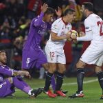 Sergio Ramos, en el suelo tras marcar en propia meta el gol del empate