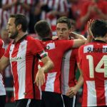 El centrocampista del Athletic Club Gorka Elustondo (3d) celebra su gol