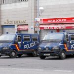 Furgones policiales vigilan, desde ayer, las inmediaciones del Vicente Calderón, con vistas a la final de hoy