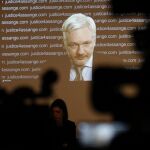 Julian Assange, durante la videoconferencia ofrecida a los medios desde la Embajada de Ecuador en Londres