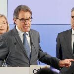 Mas compareció ayer en la sede de CDC junto a los ex consellers imputados por organizar la consulta del 9-N y junto a Trias