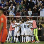 Los jugadores de Argentiona celebran el gol de Di María