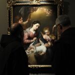 «La Virgen de la faja», arriba, es una de las obras más destacadas de la exposición; abajo, el gusto del pintor sevillano se refleja también en la escultura a lo largo del tiempo