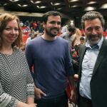 El líder de Izquierda Unida, Alberto Garzón (i), saluda al tercer teniente de alcalde del Ayuntamiento de Madrid, Mauricio Valiente (d) , y a la política de Ahora, María Jesús Alonso