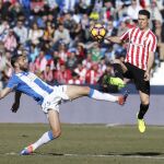El centrocampista del Leganés David Timor, y el delantero del Athletic Club Aritz Aduriz, pugnan por el balón durante el partido