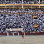 Miguel Ángel Perera brindando la faena al público de Madrid
