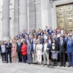 Diputados nacionales y autonómicos, miembros del Consell y senadores como Rita Barberá, posaron en la puerta del Congreso de los Diputados para conmemorar el histórico día