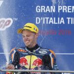 Brad Binder celebra el triunfo