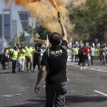 Taxistas manifestándose hoy en el centro de Madrid para pedir que se cumpla la normativa respecto a los vehículos de alquiler con conductor (VTC)