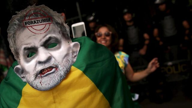 Cientos de personas han salido a las calles para protestar por la corrupción